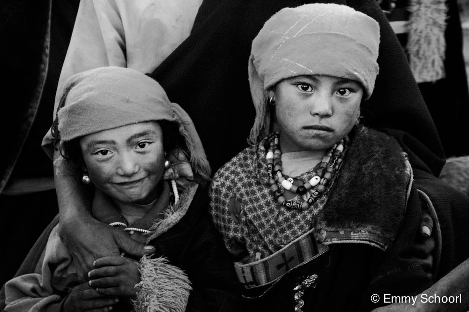 02c-Lhasa-pilgrim-girls